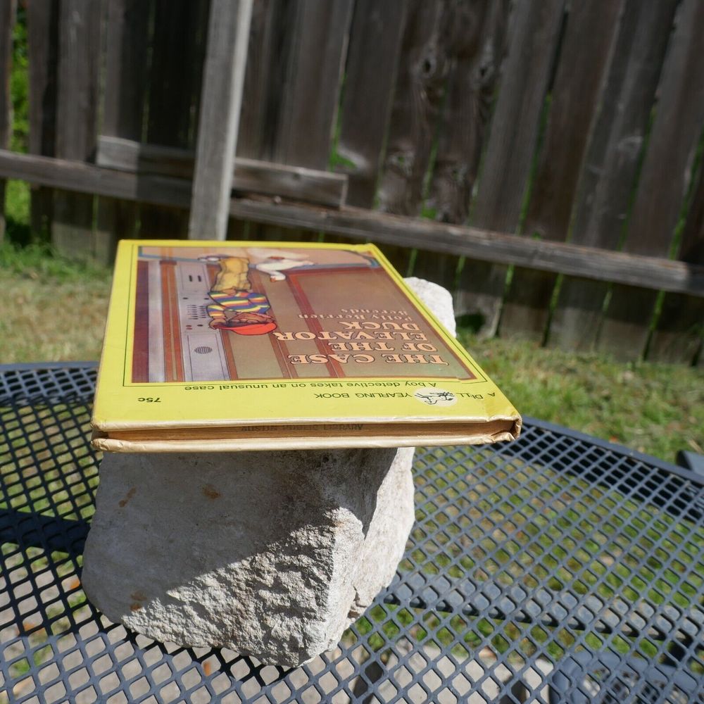 Vintage Childrens Book Case Elevator Duck Boy Detective Dell Yearling 70s - Picture 5 of 12